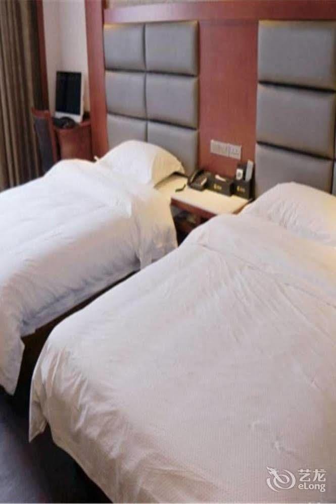 Longwang Business Hotel Liuzhou Екстер'єр фото